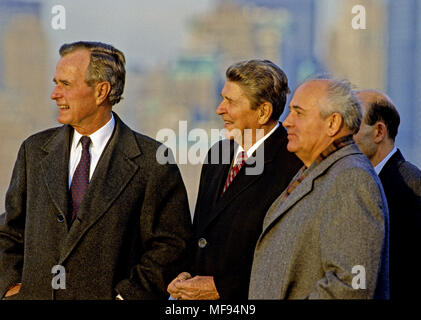 New York, New York, USA. 18 Mai, 2013. Usa-Präsidenten George H.W. Bush, Links, und US-Präsident Ronald Reagan, Mitte und UDSSR Generalsekretär Michail Gorbatschow, rechts, der New York City Skyline Blick nach Sitzung am Governor's Island, New York, am 7. Dezember 1988. Credit: Arnie Sachs/CNP. Credit: Arnie Sachs/CNP/ZUMAPRESS.com/Alamy leben Nachrichten Stockfoto