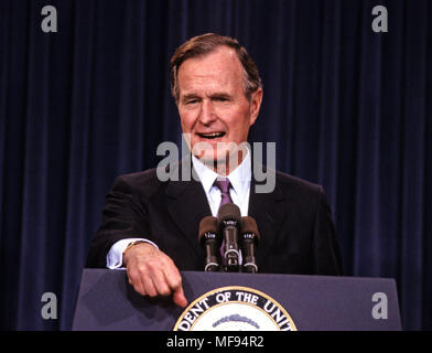 Washington, District of Columbia, USA. 12 Jan, 1989. Usa-Präsidenten George H.W. BUSH kündigt er benannt hat, Admiral a.d. James D. Watkins als Sekretär von Energie und ehemalige Bildungsminister William J. Bennett auf die neu geschaffene Position des ''Drug Zaren ''Krieg der Bundesregierung auf Drogen zu koordinieren, in Washington, DC in 1989. Credit: Arnie Sachs/CNP/ZUMA Draht/Alamy leben Nachrichten Stockfoto