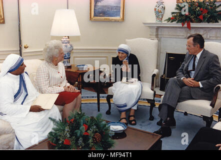 Washington, District of Columbia, USA. 15 Juni, 2013. Präsidenten der Vereinigten Staaten George H.W. Bush, rechts, und die erste Dame Barbara Bush, Mitte links, Treffen mit Mutter Teresa, Gründer, Römisch-katholische Missionare und Missionarinnen der Nächstenliebe, Mitte rechts, im Oval Office des Weißen Hauses in Washington, DC am 9. Dezember 1991. Obligatorische Credit: Carol T. Befugnisse/das Weiße Haus über CNP Credit: Carol T. Befugnisse/CNP/ZUMAPRESS.com/Alamy leben Nachrichten Stockfoto