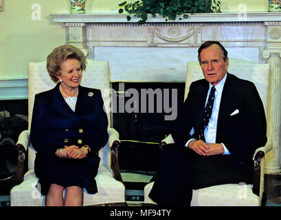 Washington, District of Columbia, USA. 27 Mai, 2013. Präsidenten der Vereinigten Staaten George H.W. Bush, rechts, erfüllt die ehemalige Premierministerin Margaret Thatcher in Großbritannien, Links, im Oval Office des Weißen Hauses in Washington, DC, vor der Auftragsvergabe die Presidential Medal of Freedom, der höchsten zivilen Auszeichnung der USA am 7. März 1991 vergeben. Credit: Howard L. Sachs/CNP Credit: Howard L. Sachs/CNP/ZUMAPRESS.com/Alamy leben Nachrichten Stockfoto