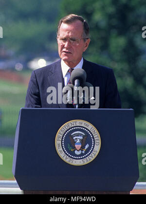 Datei. 18 Jan, 2017. Ehemaliger Präsident George H.W. BUSH und seine Frau, die ehemalige First Lady Barbara Bush, haben beide hospitalisiert worden. Bush, 92, wurde auf die Intensivstation in Houston methodistischen Krankenhaus Adresse' ein akutes Problem" aus Lungenentzündung. Barbara Bush war auch das Krankenhaus Mittwoch Morgen vorsorglich nach "die Erfahrung von Müdigkeit und Husten." Bild: August 24, 2014 - Washington, District of Columbia, Vereinigte Staaten von Amerika - United States Präsident George H.W. Bush macht Erläuterungen vor Unterzeichnung zu den Amerikanern mit Behinderungen Act von 1990 Stockfoto