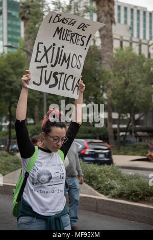 Mexiko City, Mexiko. 24. April 2018. Eine Demonstrantin hält ein Banner mit der Aufschrift "Basta de muertes. Exijimos "JUSTICIA" ("genug von Toten. Wir fordern Gerechtigkeit"). Hunderte gesammelt für die Tötung von drei Filmstudenten in Guadalajara, Mexiko zu protestieren. Credit: Miguel A. Aguilar-Mancera/Alamy leben Nachrichten Stockfoto