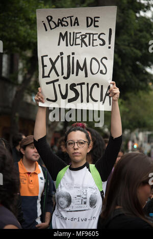 Mexiko City, Mexiko. 24. April 2018. Eine Demonstrantin hält ein Banner mit der Aufschrift "Basta de muertes. Exijimos "JUSTICIA" ("genug von Toten. Wir fordern Gerechtigkeit"). Hunderte gesammelt für die Tötung von drei Filmstudenten in Guadalajara, Mexiko zu protestieren. Credit: Miguel A. Aguilar-Mancera/Alamy leben Nachrichten Stockfoto