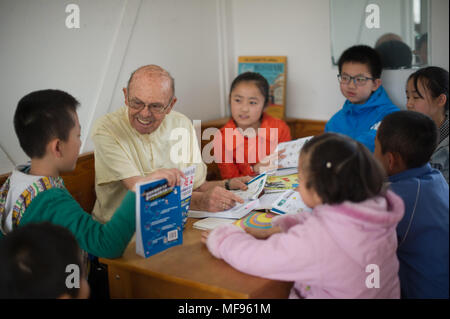 Taiyuan, Taiyuan, China. 24 Apr, 2018. Taiyuan, China 24. April 2018: Richard Connell lehrt Schüler Englisch in seiner Mietwohnung in Taiyuan, Provinz Shanxi im Norden Chinas. Der 85-jährige pensionierte Professor Richard Connell wurde Studenten Englisch kostenlos in China für zwei Jahre. Richard sagt, dass er gerne der chinesischen Kultur und will mehr Menschen zu helfen. Credit: SIPA Asien/ZUMA Draht/Alamy leben Nachrichten Stockfoto