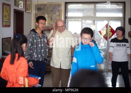 Taiyuan, Taiyuan, China. 24 Apr, 2018. Taiyuan, China 24. April 2018: Richard Connell lehrt Schüler Englisch in seiner Mietwohnung in Taiyuan, Provinz Shanxi im Norden Chinas. Der 85-jährige pensionierte Professor Richard Connell wurde Studenten Englisch kostenlos in China für zwei Jahre. Richard sagt, dass er gerne der chinesischen Kultur und will mehr Menschen zu helfen. Credit: SIPA Asien/ZUMA Draht/Alamy leben Nachrichten Stockfoto