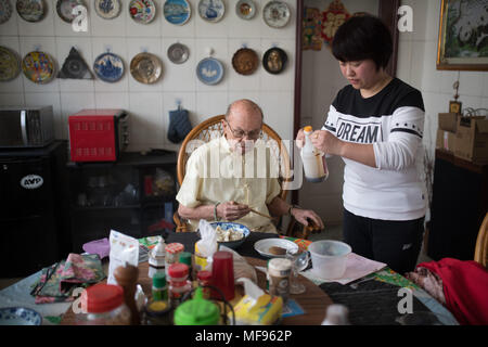 Taiyuan, Taiyuan, China. 24 Apr, 2018. Taiyuan, China 24. April 2018: Richard Connell bleibt auf seinem gemieteten Wohnung in Taiyuan, Provinz Shanxi im Norden Chinas. Der 85-jährige pensionierte Professor Richard Connell wurde Studenten Englisch kostenlos in China für zwei Jahre. Richard sagt, dass er gerne der chinesischen Kultur und will mehr Menschen zu helfen. Credit: SIPA Asien/ZUMA Draht/Alamy leben Nachrichten Stockfoto