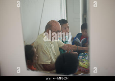 Taiyuan, Taiyuan, China. 24 Apr, 2018. Taiyuan, China 24. April 2018: Richard Connell lehrt Schüler Englisch in seiner Mietwohnung in Taiyuan, Provinz Shanxi im Norden Chinas. Der 85-jährige pensionierte Professor Richard Connell wurde Studenten Englisch kostenlos in China für zwei Jahre. Richard sagt, dass er gerne der chinesischen Kultur und will mehr Menschen zu helfen. Credit: SIPA Asien/ZUMA Draht/Alamy leben Nachrichten Stockfoto