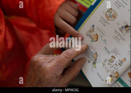 Taiyuan, Taiyuan, China. 24 Apr, 2018. Taiyuan, China 24. April 2018: Richard Connell lehrt Schüler Englisch in seiner Mietwohnung in Taiyuan, Provinz Shanxi im Norden Chinas. Der 85-jährige pensionierte Professor Richard Connell wurde Studenten Englisch kostenlos in China für zwei Jahre. Richard sagt, dass er gerne der chinesischen Kultur und will mehr Menschen zu helfen. Credit: SIPA Asien/ZUMA Draht/Alamy leben Nachrichten Stockfoto