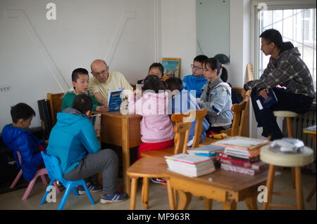 Taiyuan, Taiyuan, China. 24 Apr, 2018. Taiyuan, China 24. April 2018: Richard Connell lehrt Schüler Englisch in seiner Mietwohnung in Taiyuan, Provinz Shanxi im Norden Chinas. Der 85-jährige pensionierte Professor Richard Connell wurde Studenten Englisch kostenlos in China für zwei Jahre. Richard sagt, dass er gerne der chinesischen Kultur und will mehr Menschen zu helfen. Credit: SIPA Asien/ZUMA Draht/Alamy leben Nachrichten Stockfoto