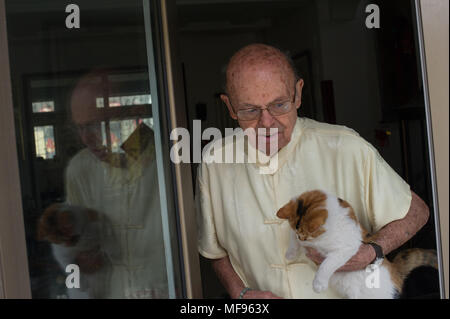 Taiyuan, Taiyuan, China. 24 Apr, 2018. Taiyuan, China 24. April 2018: Richard Connell bleibt auf seinem gemieteten Wohnung in Taiyuan, Provinz Shanxi im Norden Chinas. Der 85-jährige pensionierte Professor Richard Connell wurde Studenten Englisch kostenlos in China für zwei Jahre. Richard sagt, dass er gerne der chinesischen Kultur und will mehr Menschen zu helfen. Credit: SIPA Asien/ZUMA Draht/Alamy leben Nachrichten Stockfoto