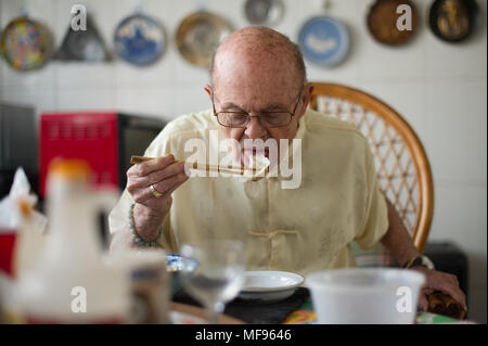 Taiyuan, Taiyuan, China. 24 Apr, 2018. Taiyuan, China 24. April 2018: Richard Connell lehrt Schüler Englisch in seiner Mietwohnung in Taiyuan, Provinz Shanxi im Norden Chinas. Der 85-jährige pensionierte Professor Richard Connell wurde Studenten Englisch kostenlos in China für zwei Jahre. Richard sagt, dass er gerne der chinesischen Kultur und will mehr Menschen zu helfen. Credit: SIPA Asien/ZUMA Draht/Alamy leben Nachrichten Stockfoto