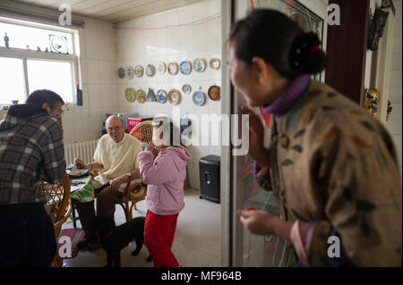 Taiyuan, Taiyuan, China. 24 Apr, 2018. Taiyuan, China 24. April 2018: Richard Connell bleibt auf seinem gemieteten Wohnung in Taiyuan, Provinz Shanxi im Norden Chinas. Der 85-jährige pensionierte Professor Richard Connell wurde Studenten Englisch kostenlos in China für zwei Jahre. Richard sagt, dass er gerne der chinesischen Kultur und will mehr Menschen zu helfen. Credit: SIPA Asien/ZUMA Draht/Alamy leben Nachrichten Stockfoto