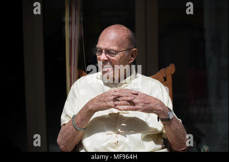 Taiyuan, Taiyuan, China. 24 Apr, 2018. Taiyuan, China 24. April 2018: Richard Connell lehrt Schüler Englisch in seiner Mietwohnung in Taiyuan, Provinz Shanxi im Norden Chinas. Der 85-jährige pensionierte Professor Richard Connell wurde Studenten Englisch kostenlos in China für zwei Jahre. Richard sagt, dass er gerne der chinesischen Kultur und will mehr Menschen zu helfen. Credit: SIPA Asien/ZUMA Draht/Alamy leben Nachrichten Stockfoto