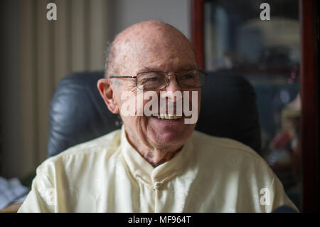 Taiyuan, Taiyuan, China. 24 Apr, 2018. Taiyuan, China 24. April 2018: Richard Connell bleibt auf seinem gemieteten Wohnung in Taiyuan, Provinz Shanxi im Norden Chinas. Der 85-jährige pensionierte Professor Richard Connell wurde Studenten Englisch kostenlos in China für zwei Jahre. Richard sagt, dass er gerne der chinesischen Kultur und will mehr Menschen zu helfen. Credit: SIPA Asien/ZUMA Draht/Alamy leben Nachrichten Stockfoto