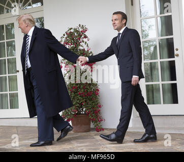 Washington, District of Columbia, USA. 24 Apr, 2018. Präsidenten der Vereinigten Staaten Donald J. Trumpf führt Präsident EMMANUEL LÄNGESTRICH Frankreichs bei der Oval Office bei einem Staatsbesuch in das Weiße Haus. Quelle: Chris Kleponis/Pool/CNP/ZUMA Draht/Alamy leben Nachrichten Stockfoto