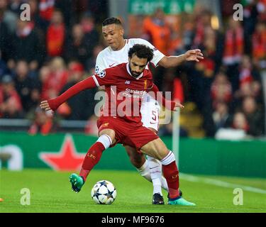 Liverpool, Großbritannien. 24. April 2018. Liverpools Mohamed Salah (Vorne) steuert die Kugel während der UEFA Champions League Halbfinale, Hinspiele Übereinstimmung zwischen FC Liverpol und als Roma an der Anfield Stadion in Liverpool, Großbritannien am 24. April 2018. Liverpool gewann 5-2. (Xinhua) (Wll) Quelle: Xinhua/Alamy leben Nachrichten Stockfoto