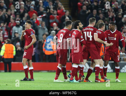 Liverpool, Großbritannien. 24. April 2018. Die Spieler des FC Liverpool feiern ein Ziel während der UEFA Champions League Halbfinale, Hinspiele Übereinstimmung zwischen FC Liverpol und als Roma an der Anfield Stadion in Liverpool, Großbritannien am 24. April 2018. Liverpool gewann 5-2. (Xinhua / Han Yan) (Wll) Quelle: Xinhua/Alamy leben Nachrichten Stockfoto