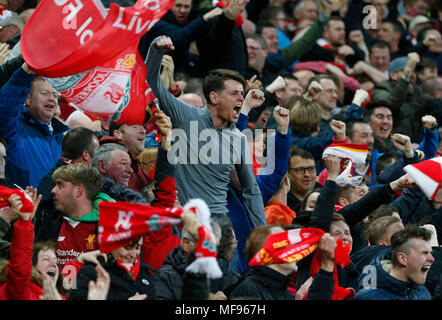 Liverpool, Großbritannien. 24. April 2018. Unterstützer von Liverpool feiern ein Ziel während der UEFA Champions League Halbfinale, Hinspiele Übereinstimmung zwischen FC Liverpol und als Roma an der Anfield Stadion in Liverpool, Großbritannien am 24. April 2018. Liverpool gewann 5-2. (Xinhua / Han Yan) (Wll) Quelle: Xinhua/Alamy leben Nachrichten Stockfoto