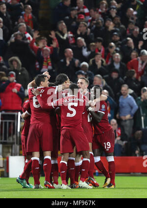 Liverpool, Großbritannien. 24. April 2018. Die Spieler des FC Liverpool feiern ein Ziel während der UEFA Champions League Halbfinale, Hinspiele Übereinstimmung zwischen FC Liverpol und als Roma an der Anfield Stadion in Liverpool, Großbritannien am 24. April 2018. Liverpool gewann 5-2. (Xinhua / Han Yan) (Wll) Quelle: Xinhua/Alamy leben Nachrichten Stockfoto