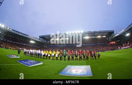 Liverpool, Großbritannien. 24. April 2018. Liverpool und AS Roma Spieler können vor dem UEFA Champions League Halbfinale, Hinspiele Übereinstimmung zwischen FC Liverpol und als Roma an der Anfield Stadion in Liverpool, Großbritannien am 24. April 2018. Liverpool gewann 5-2. (Xinhua) (Wll) Quelle: Xinhua/Alamy leben Nachrichten Stockfoto