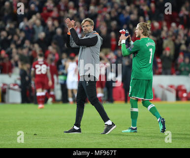 Liverpool, Großbritannien. 24. April 2018. Jürgen Klopp (L), Manager von Liverpool grüßt die Zuschauer nach dem Gewinn der UEFA Champions League Halbfinale, Hinspiele Übereinstimmung zwischen FC Liverpol und als Roma an der Anfield Stadion in Liverpool, Großbritannien am 24. April 2018. Liverpool gewann 5-2. (Xinhua / Han Yan) (Wll) Quelle: Xinhua/Alamy leben Nachrichten Stockfoto