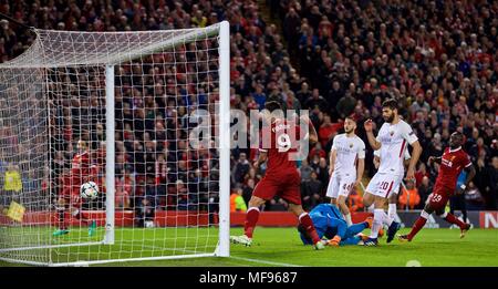 Liverpool, Großbritannien. 24. April 2018. Liverpools Roberto Firmino (#9) Kerben während der UEFA Champions League Halbfinale, Hinspiele Übereinstimmung zwischen FC Liverpol und als Roma an der Anfield Stadion in Liverpool, Großbritannien am 24. April 2018. Liverpool gewann 5-2. (Xinhua) (Wll) Quelle: Xinhua/Alamy leben Nachrichten Stockfoto