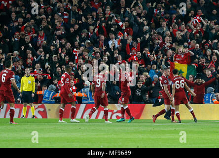 Liverpool, Großbritannien. 24. April 2018. Die Spieler des FC Liverpool feiern ein Ziel während der UEFA Champions League Halbfinale, Hinspiele Übereinstimmung zwischen FC Liverpol und als Roma an der Anfield Stadion in Liverpool, Großbritannien am 24. April 2018. Liverpool gewann 5-2. (Xinhua / Han Yan) (Wll) Quelle: Xinhua/Alamy leben Nachrichten Stockfoto