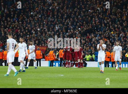 Liverpool, Großbritannien. 24. April 2018. Die Spieler des FC Liverpool feiern ein Ziel während der UEFA Champions League Halbfinale, Hinspiele Übereinstimmung zwischen FC Liverpol und als Roma an der Anfield Stadion in Liverpool, Großbritannien am 24. April 2018. Liverpool gewann 5-2. (Xinhua / Han Yan) (Wll) Quelle: Xinhua/Alamy leben Nachrichten Stockfoto
