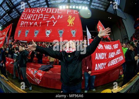 Liverpool, Großbritannien. 24. April 2018. Ein Liverpool Unterstützer cheers bis vor der UEFA Champions League Halbfinale, Hinspiele Übereinstimmung zwischen FC Liverpol und als Roma an der Anfield Stadion in Liverpool, Großbritannien am 24. April 2018. Liverpool gewann 5-2. (Xinhua) (Wll) Quelle: Xinhua/Alamy leben Nachrichten Stockfoto