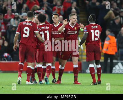 Liverpool, Großbritannien. 24. April 2018. Die Spieler des FC Liverpool feiern ein Ziel während der UEFA Champions League Halbfinale, Hinspiele Übereinstimmung zwischen FC Liverpol und als Roma an der Anfield Stadion in Liverpool, Großbritannien am 24. April 2018. Liverpool gewann 5-2. (Xinhua / Han Yan) (Wll) Quelle: Xinhua/Alamy leben Nachrichten Stockfoto