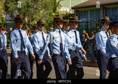 Sydney, Australien. Mittwoch, 25. April 2018, Sydney, Australien. ANZAC Day Parade, junge australische Militärkadetten marschieren und dienen in Avalon Beach, um an diejenigen zu erinnern, die in vergangenen Kriegskonflikten von den australischen und neuseeländischen Verteidigungskräften umgekommen sind. Quelle: martin Beere/Alamy Live News Stockfoto