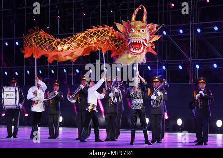 Peking, China. 24 Apr, 2018. Die militärmusik von Usbekistan durchführen, bei der Eröffnung eines militärischen Band Festival der Shanghaier Organisation für Zusammenarbeit (SCO) an einem Platz der Juyongguan Pass von die Große Mauer in Peking, die Hauptstadt von China, 24. April 2018. Militärkapellen aus acht Ländern, nämlich China, Kirgisien, Pakistan, Russland, Tadschikistan, Usbekistan, Indien und Belarus, nahmen an der fünften SCO Militärmusik Festival. Credit: Ju Zhenhua/Xinhua/Alamy leben Nachrichten Stockfoto