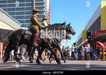 Darwin, Northern Territory, Australien. 25. April 2018. Australische Militär an die Parade für Anzac Day 2018 in Darwin, Northern Territory, Australien - die Anzac Day ist ein Nationaler Tag des Gedenkens in Australien und Neuseeland, die alle Australier und Neuseeländer, der serviert und starb in alle Kriege, Konflikte gedenkt, und friedenserhaltende Maßnahmen und den Beitrag und die Leiden aller jener, die gedient haben. Credit: Regis Martin/Alamy leben Nachrichten Stockfoto