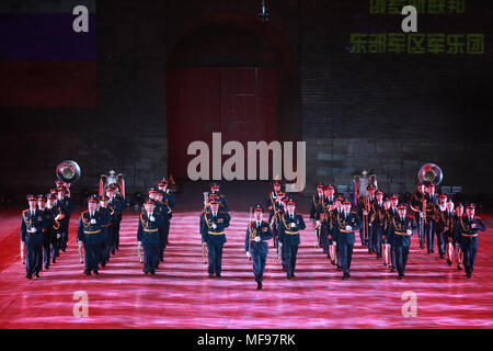 Peking, China. 24 Apr, 2018. Die militärmusik von Russland führen Sie bei der Eröffnung eines militärischen Band Festival der Shanghaier Organisation für Zusammenarbeit (SCO) an einem Platz der Juyongguan Pass von die Große Mauer in Peking, die Hauptstadt von China, 24. April 2018. Militärkapellen aus acht Ländern, nämlich China, Kirgisien, Pakistan, Russland, Tadschikistan, Usbekistan, Indien und Belarus, nahmen an der fünften SCO Militärmusik Festival. Credit: Ju Zhenhua/Xinhua/Alamy leben Nachrichten Stockfoto