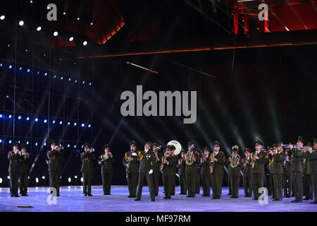 Peking, China. 24 Apr, 2018. Die militärmusik von Belarus durchführen, bei der Eröffnung eines militärischen Band Festival der Shanghaier Organisation für Zusammenarbeit (SCO) an einem Platz der Juyongguan Pass von die Große Mauer in Peking, die Hauptstadt von China, 24. April 2018. Militärkapellen aus acht Ländern, nämlich China, Kirgisien, Pakistan, Russland, Tadschikistan, Usbekistan, Indien und Belarus, nahmen an der fünften SCO Militärmusik Festival. Credit: Ju Zhenhua/Xinhua/Alamy leben Nachrichten Stockfoto