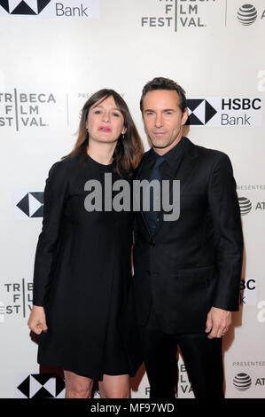 New York, USA. 24. April 2018. Schauspieler Emily Mortimer und Alessandro Nivola nehmen an der "isobedience 'Premiere während des Tribeca Film Festival 2018 BMCC Tribeca PAC am 24. April 2018 in New York City. Credit: Ron Adar/Alamy leben Nachrichten Stockfoto