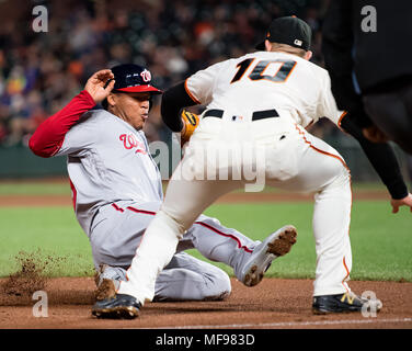 San Francisco, Kalifornien, USA. 24 Apr, 2018. Washington Nationals catcher Pedro Severino (29) nicht zu schlagen den Tag an dritte Unterseite, die während der fünften Inning eines MLB Baseball Spiel zwischen den Washington Nationals und die San Francisco Giants bei AT&T Park in San Francisco, Kalifornien. Valerie Shoaps/CSM/Alamy leben Nachrichten Stockfoto