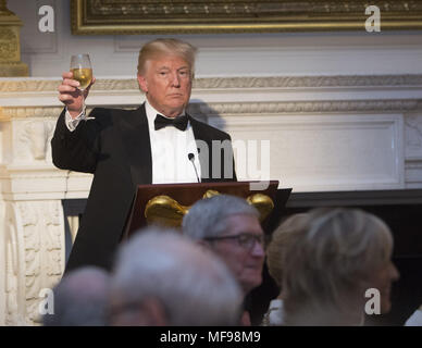 Washington, District of Columbia, USA. 24 Apr, 2018. Präsidenten der Vereinigten Staaten Donald J. Trumpf Aktien einem Toast während des Abendessen für Präsident Emmanuel Längestrich und Frau Brigitte längestrich von Frankreich bei einem Besuch im Weißen Haus. Quelle: Chris Kleponis/CNP/ZUMA Draht/Alamy leben Nachrichten Stockfoto