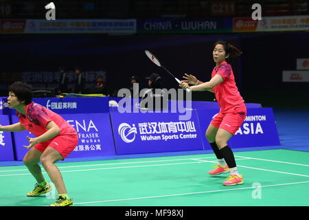 Wuhan, Wuhan, China. 25 Apr, 2018. Wuhan, China 25. April 2018: Chinesische badminton Spieler Chen Qingchen und Jia Yifan am Badminton Asien Meisterschaften 2018 in Wuhan, Chinas Provinz Hubei, April 25th, 2018. Credit: SIPA Asien/ZUMA Draht/Alamy leben Nachrichten Stockfoto