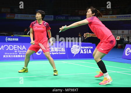 Wuhan, Wuhan, China. 25 Apr, 2018. Wuhan, China 25. April 2018: Chinesische badminton Spieler Chen Qingchen und Jia Yifan am Badminton Asien Meisterschaften 2018 in Wuhan, Chinas Provinz Hubei, April 25th, 2018. Credit: SIPA Asien/ZUMA Draht/Alamy leben Nachrichten Stockfoto