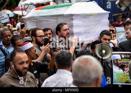 Kuala Lumpur, Malaysia. 25. April 2018. Palästinensischen Vortrag Fadi al-Batsh's Körper und Hunderte von Menschen eingeht, die surau Medan Idaman Moschee in Kuala Lumpur am 25. April 2018 zu sehen. Ein palästinensischer Gelehrter und ein Vortrag von Universiti Kuala Lumpur britischen Malaysischen Institut, Fadi Mohammad al-Batsh (35) wurde erschossen wurde am 21. April, Samstag von zwei Unbekannten in der malaysischen Hauptstadt Kuala Lumpur. Fadi al-Batsh ist Palästinensische akademische und Mitglied der Hamas. Quelle: Chris Jung/Alamy leben Nachrichten Stockfoto