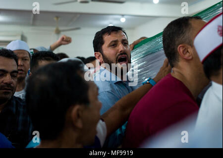 Kuala Lumpur, Malaysia. 25. April 2018. Palästinensischen Vortrag Fadi al-Batsh's Körper und Hunderte von Menschen eingeht, die surau Medan Idaman Moschee in Kuala Lumpur am 25. April 2018 zu sehen. Ein palästinensischer Gelehrter und ein Vortrag von Universiti Kuala Lumpur britischen Malaysischen Institut, Fadi Mohammad al-Batsh (35) wurde erschossen wurde am 21. April, Samstag von zwei Unbekannten in der malaysischen Hauptstadt Kuala Lumpur. Fadi al-Batsh ist Palästinensische akademische und Mitglied der Hamas. Quelle: Chris Jung/Alamy leben Nachrichten Stockfoto