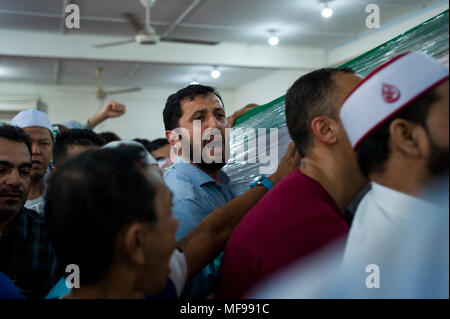 Kuala Lumpur, Malaysia. 25. April 2018. Palästinensischen Vortrag Fadi al-Batsh's Körper und Hunderte von Menschen eingeht, die surau Medan Idaman Moschee in Kuala Lumpur am 25. April 2018 zu sehen. Ein palästinensischer Gelehrter und ein Vortrag von Universiti Kuala Lumpur britischen Malaysischen Institut, Fadi Mohammad al-Batsh (35) wurde erschossen wurde am 21. April, Samstag von zwei Unbekannten in der malaysischen Hauptstadt Kuala Lumpur. Fadi al-Batsh ist Palästinensische akademische und Mitglied der Hamas. Quelle: Chris Jung/Alamy leben Nachrichten Stockfoto