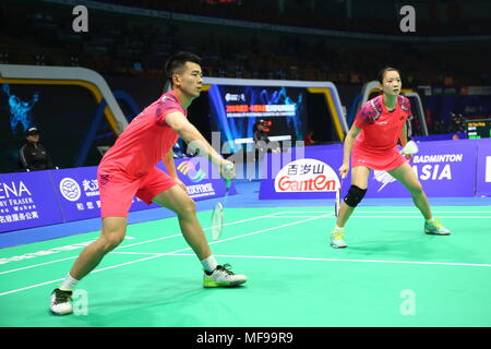 Wuhan, Wuhan, China. 25 Apr, 2018. Wuhan, China 25. April 2018: Chinesische badminton Spieler Zheng Siwei und Huang Yaqiong Niederlagen ihre maledivischen Gegenstücke 2-0 am Badminton Asien Meisterschaften 2018 in Wuhan, Hubei Provinz Chinas, April 25th, 2018. Credit: SIPA Asien/ZUMA Draht/Alamy leben Nachrichten Stockfoto