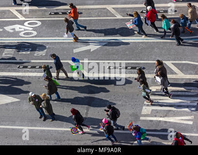 März für unser Leben Kundgebung gegen Waffengewalt am 24. März 2018 in Washington, DC. Hunderttausende von Menschen aller Altersgruppen an der Pennsylvania Avenue versammelt, forderten ein Ende der School Shootings und Waffengewalt in Amerika. Stockfoto