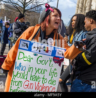 Ein wütender Demonstrant stellt einen einsamen Pro leben Unterstützer während der März für unser Leben Kundgebung gegen Waffengewalt am 24. März 2018 in Washington, DC. Stockfoto