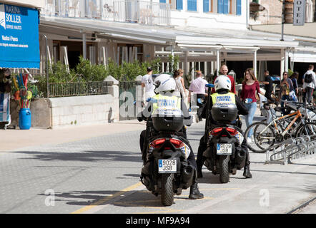 Port de Soller, Mallorca, Spanien, 2018. Lokale Polizisten mit Roller in der Innenstadt Stockfoto