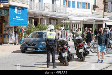 Port de Soller, Mallorca, Spanien, 2018. Lokale Polizisten mit Roller in der Innenstadt Stockfoto