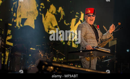 Wahnsinn Dachverkleidung Freitag Nacht auf der Burg Stadium an der siegreichen Festival 2017 Stockfoto