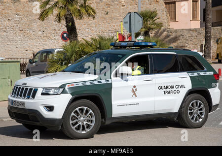 Alcudia, Mallorca, Spanien. 2018. Verkehrspolizisten in einer grünen und weißen guadia Verkehr Polizei Auto Stockfoto